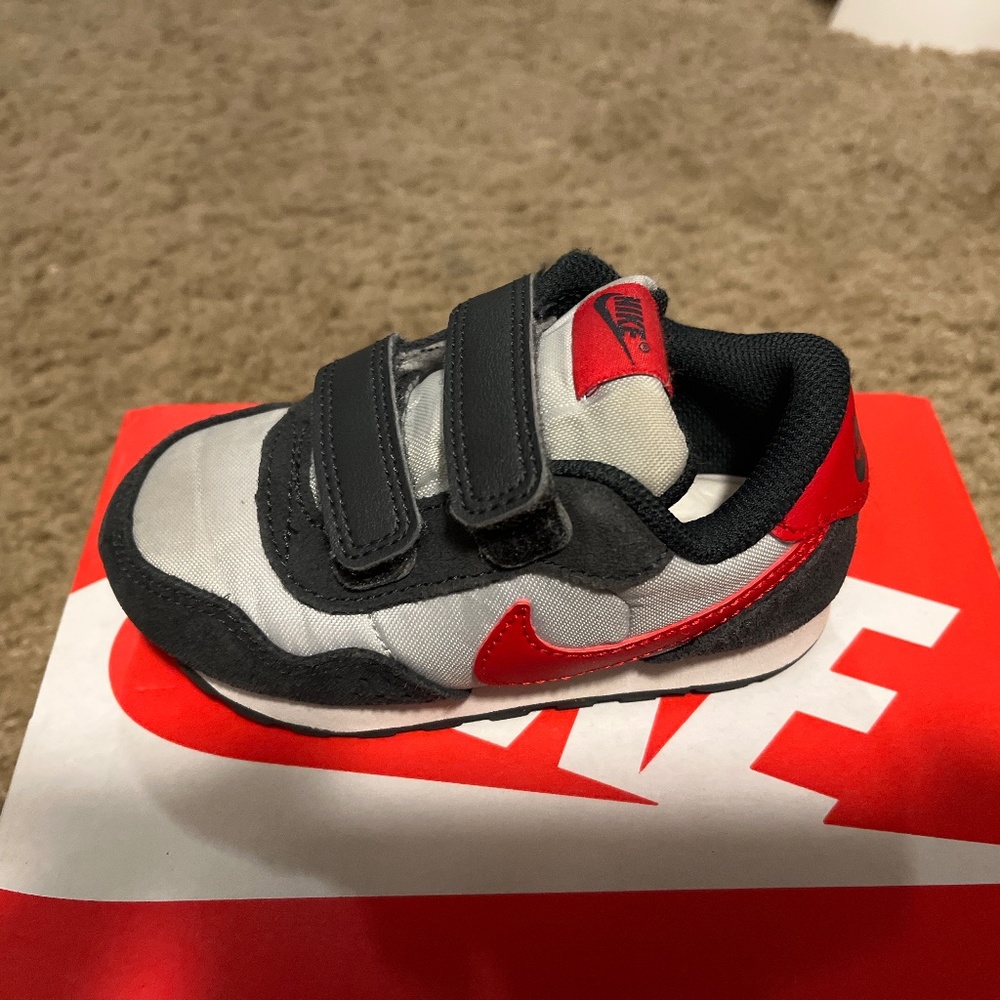 Nike aMD Valiant